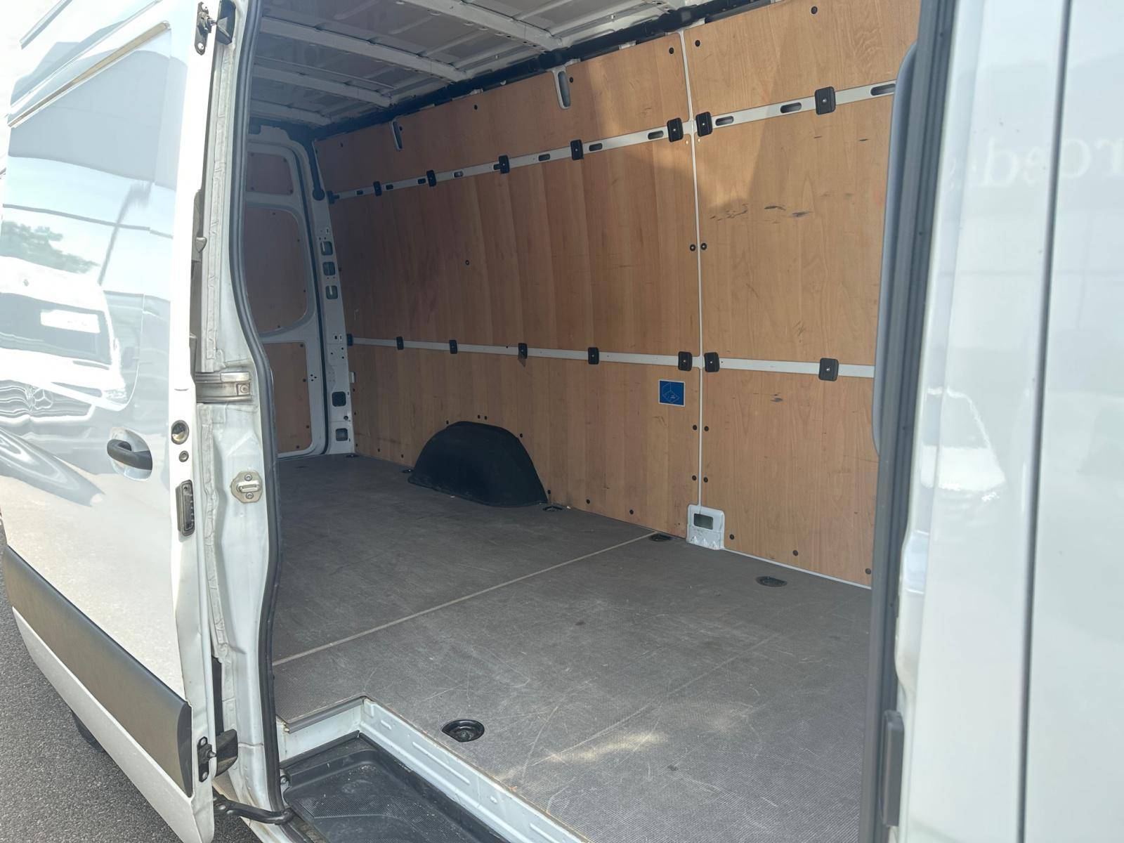Image Mercedes-Benz SPRINTER 315 CDI Fourgon Toit sureleve Long  SPRINTER FGN 315 CDI 43 3.5T RWD FIRST