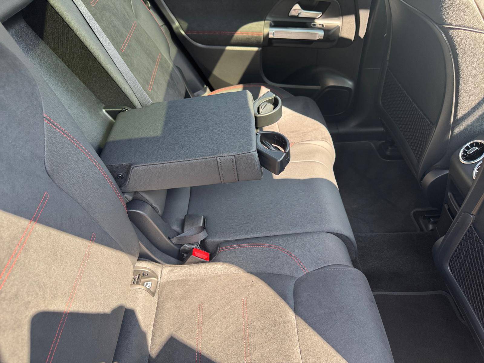 Image Mercedes-Benz EQB 350 4MATIC AMG Line  EQB 350 4MATIC AMG Line