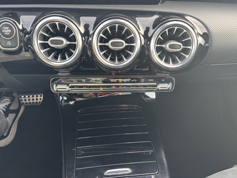 Image Mercedes-Benz CLASSE A 180 d Berline AMG Line  