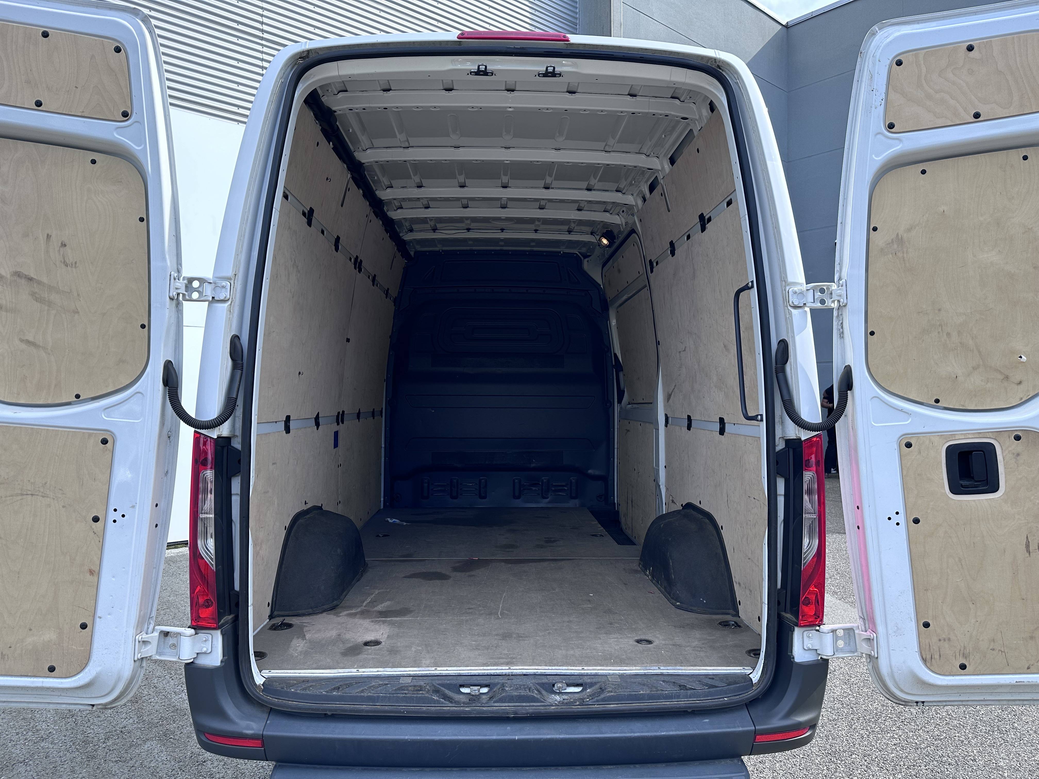 Image Mercedes-Benz SPRINTER 315 CDI Fourgon Toit sureleve Standard  SPRINTER FGN 315 CDI 37 3.5T RWD FIRST