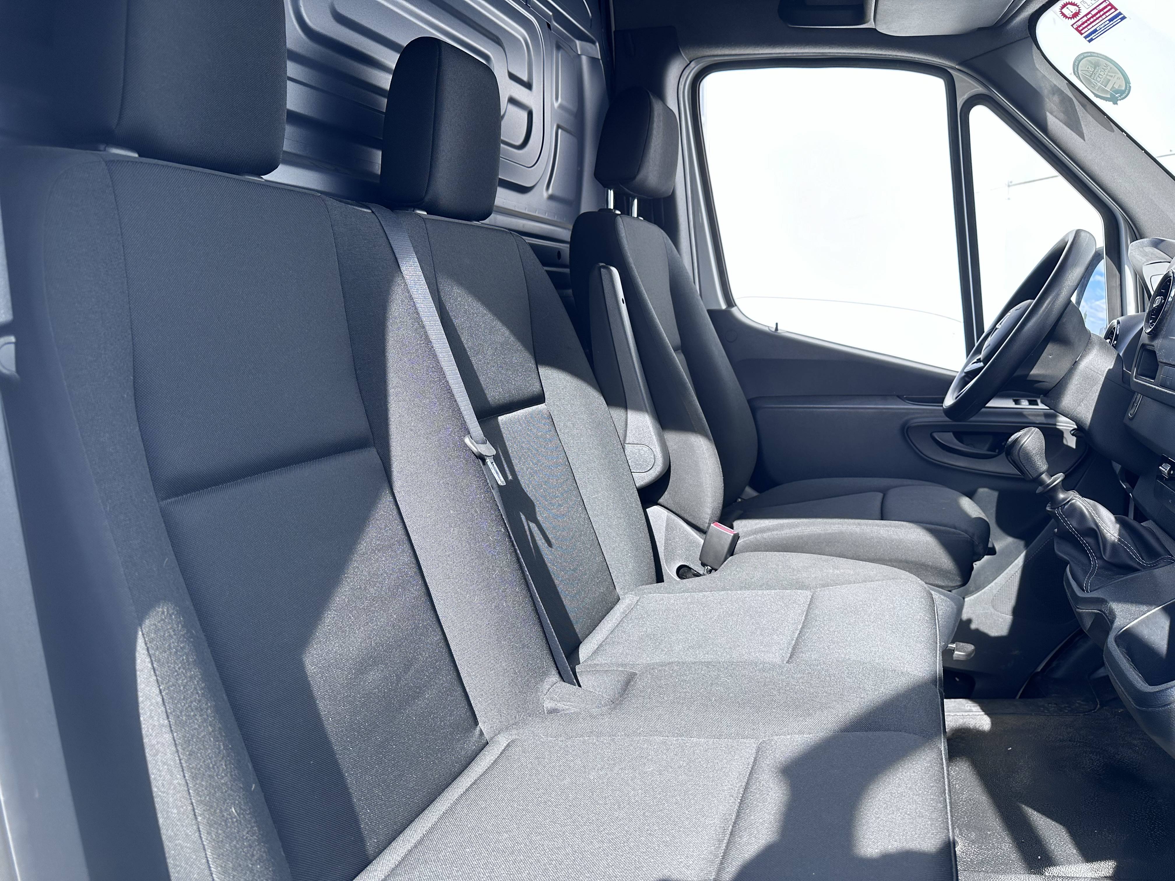 Image Mercedes-Benz SPRINTER 315 CDI Fourgon Toit sureleve Standard  SPRINTER FGN 315 CDI 37 3.5T RWD FIRST