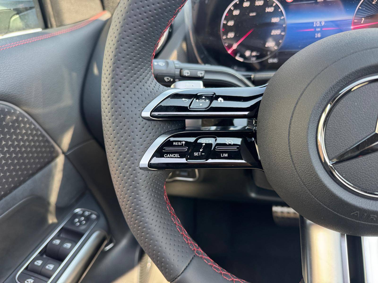 Image Mercedes-Benz GLA 200 d AMG Line  GLA 200 d AMG Line